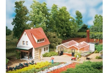 Auhagen 12235 House With Greenhouses And Garden