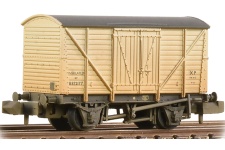 Graham Farish 373-725D BR 10T Insulated Van BR White