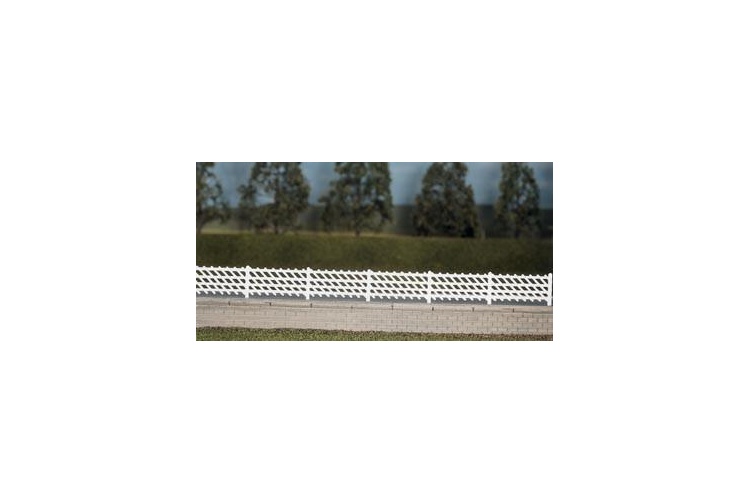 Ratio 426 White Lineside Fencing Finished Kit.