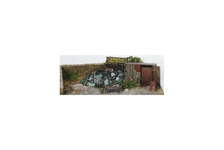 Wills Kits SS 40 Scrap Yard - OO Gauge Plastic Kit