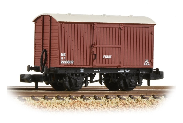 bachmann-graham-farish-377-987-lner-12t-fruit-van-planked-ends-lner_bauxite-n-gauge