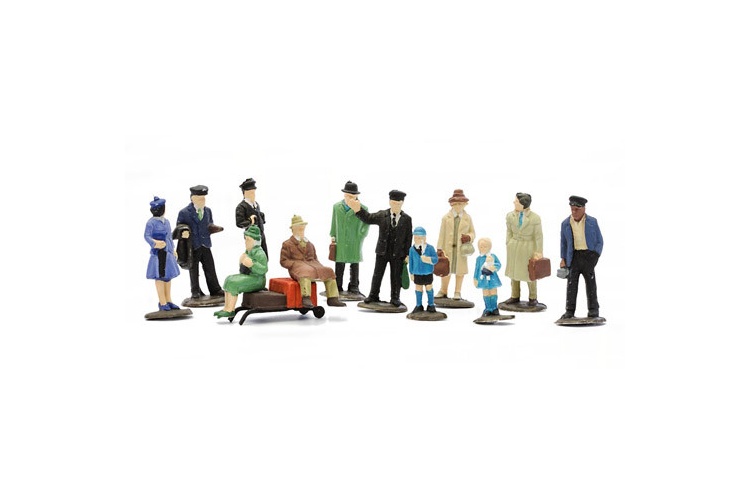 Dapol C008 Platform Figures 36 Painted
