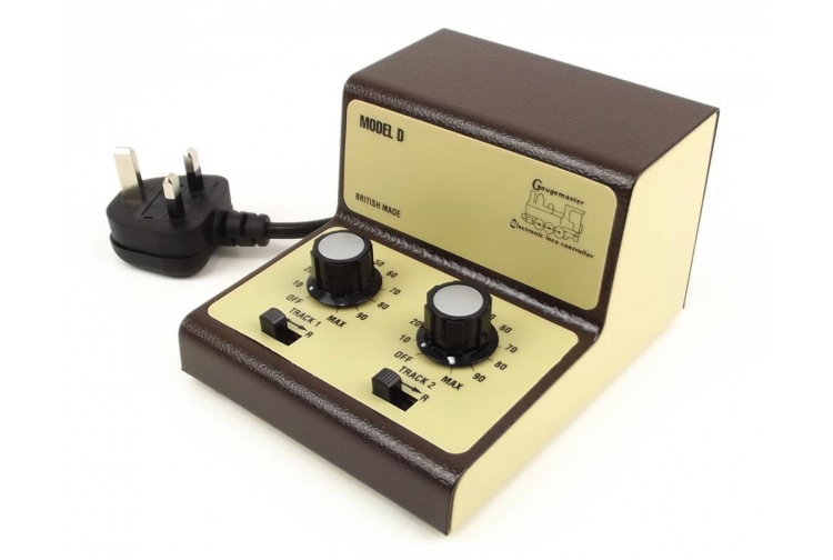 Gaugemaster GMC-D Twin Track Cased Controller Front Right