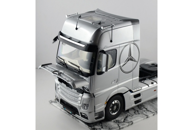 italeri-3905-mercedes-benz-actros-mp4-gigaspace-front-left-open-bonnet