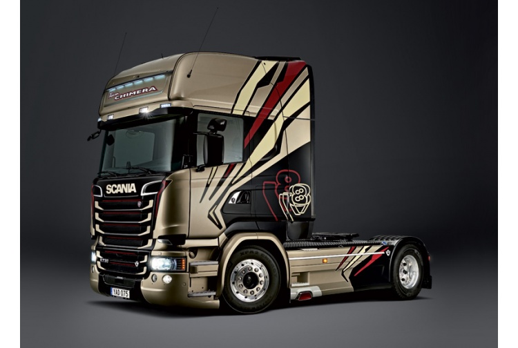 italeri-3930-scania-r730-streamline-team-chimera-front-left-gold