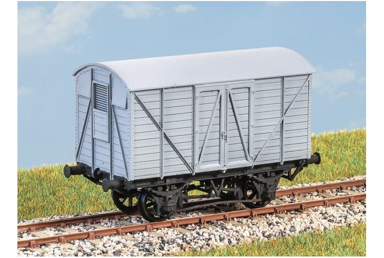 peco-parkside-pc88-oo-gauge-gwr-10-ton-banana-van-fruit-b-plastic-kit681